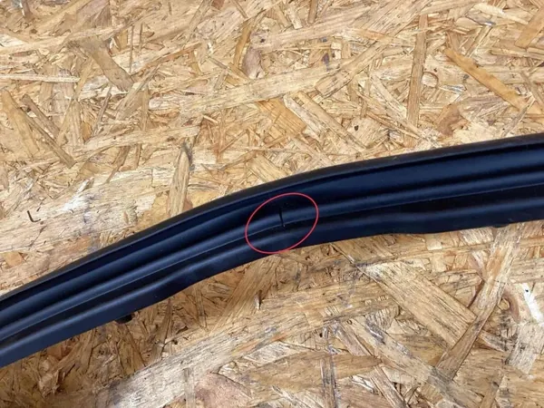 Junta do capô motor Porsche Cayenne 2018 OEM 9Y0823727A image 8