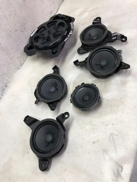 Mercedes-Benz Geluidssysteem OEM A2068203000 Gebruikt image 2
