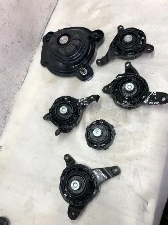 Mercedes-Benz Geluidssysteem OEM A2068203000 Gebruikt image 3