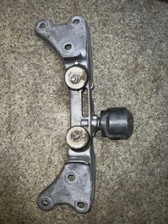 Support de boîte BMW OEM 1092557 pour Série 7 E38 image 2