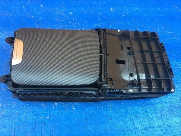 Mercedes W206 middenconsole opslag OEM A2066805705 image 2