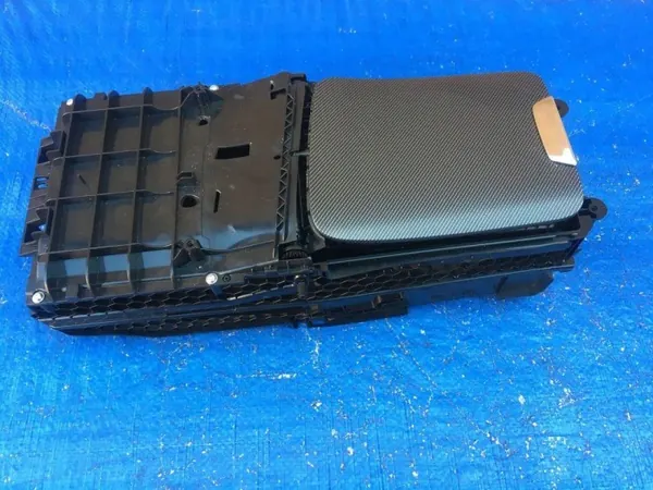 Mercedes W206 middenconsole opslag OEM A2066805705 image 3