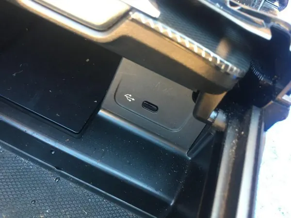 Mercedes W206 middenconsole opslag OEM A2066805705 image 4