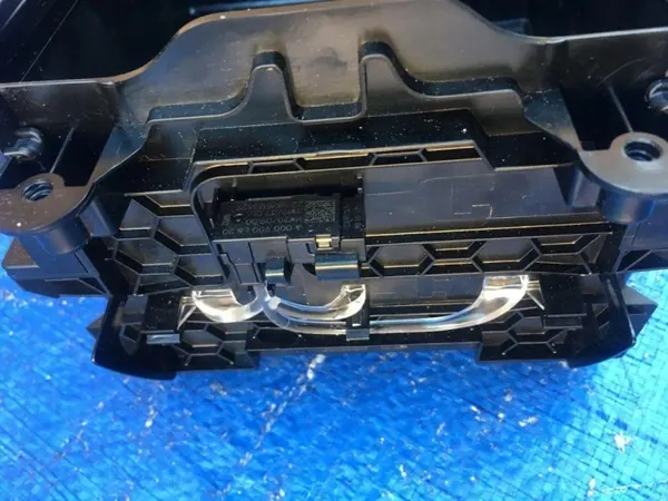 Mercedes W206 middenconsole opslag OEM A2066805705 image 5