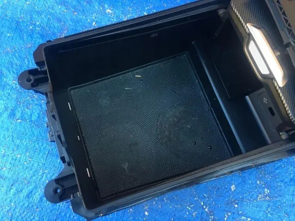 Mercedes W206 middenconsole opslag OEM A2066805705 image 6