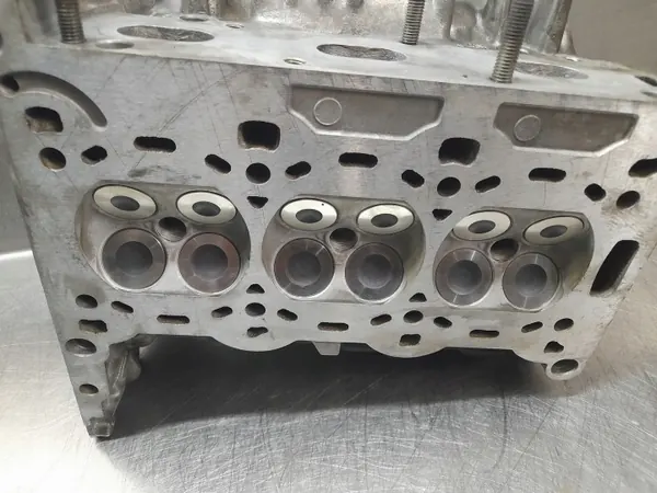 OPEL 1.0 12V Z10XEP Cilinderkop & Nokkenassen 55564106 image 5