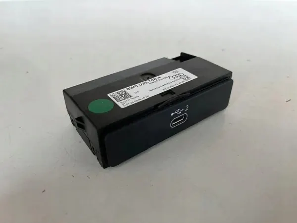 Audi Q5 Multimedia-anslutning OEM 8W0035708A AUX/USB image 2