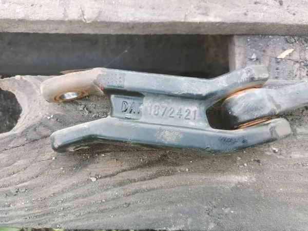 Conector viga basculante cabina DAF 1872421 - Usado image 2