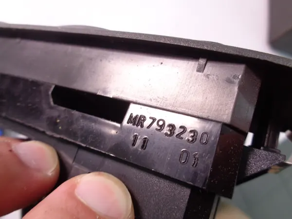 Window Switch Mitsubishi OE MR793230 image 4