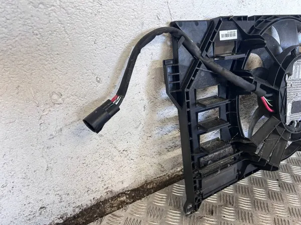 Carter de ventilateur Jaguar I-Pace OEM J9D38C607AC image 3