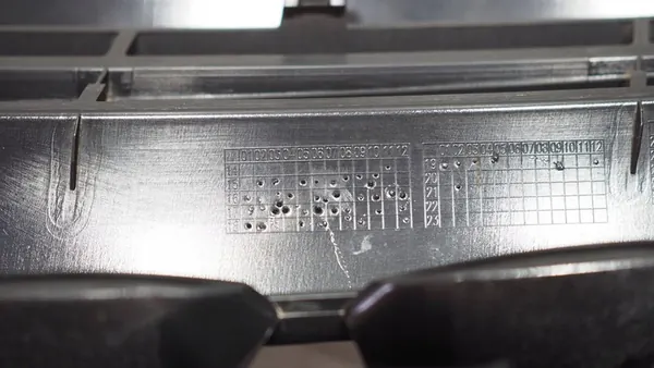 Opel Astra K Front Grill OE 13423640 image 9