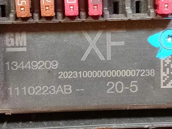 Zekeringkast Opel Astra J OEM 13449209 - Gebruikt image 3