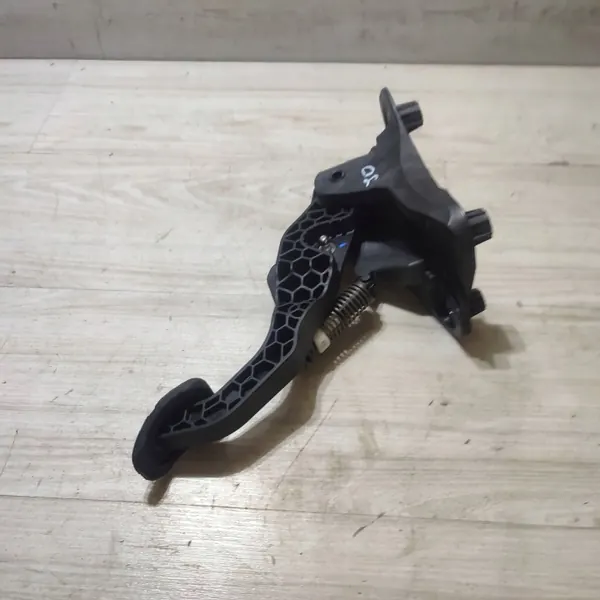 Kopplingspedal OEM 465400657R för Dacia Jogger image 3