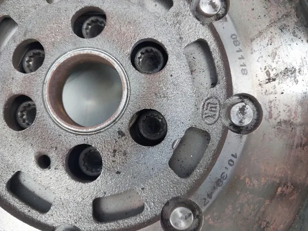 Volante bimassa 1.6 TDI SEAT IBIZA IV 6J image 4