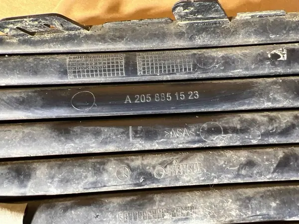 Grille de pare-chocs Mercedes W205 Côté Gauche image 3