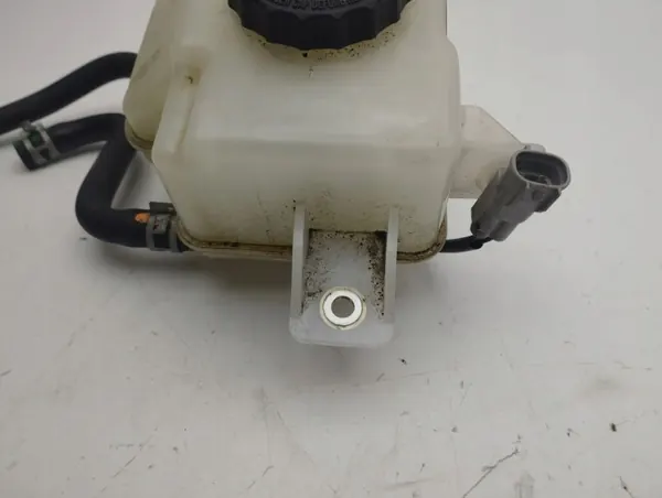 Réservoir liquide frein Toyota RAV4 OEM AMD116363 image 3