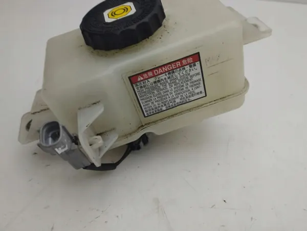 Réservoir liquide frein Toyota RAV4 OEM AMD116363 image 7
