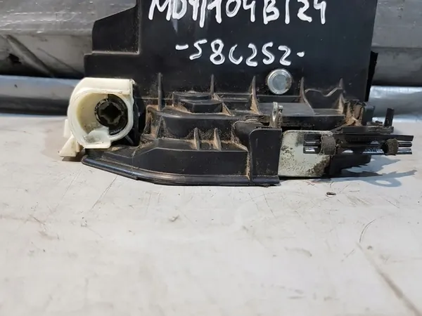 Fram höger dörrlås BMW E91 OEM 51217202144 image 2