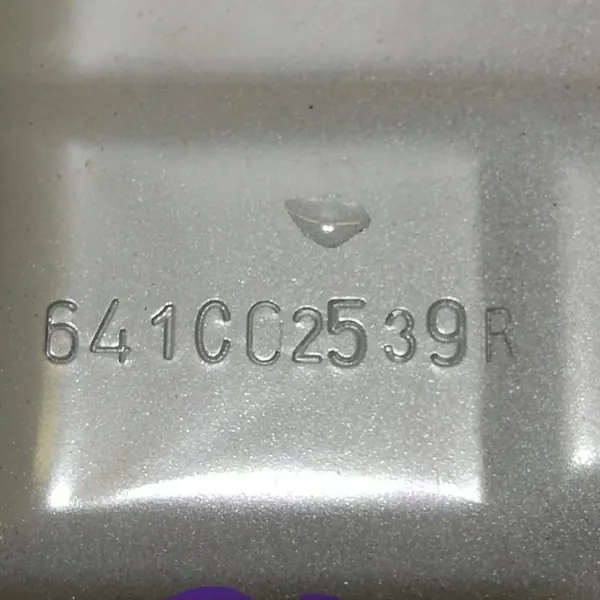 Fram höger stänkskärmsfäste OEM 641C02539R image 3