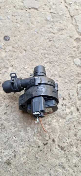 Mercedes Vattenpump OEM A2048350364 Begagnad image 2