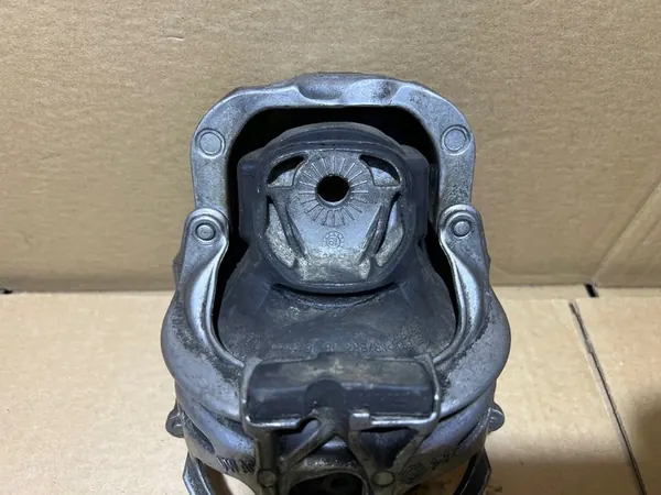 Moottorin tuki AUDI Q5 80A 2.0 TFSI 4M0199372B image 6