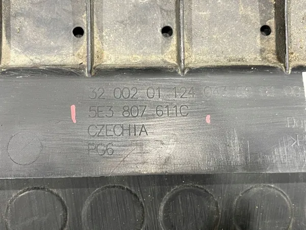 Escudo do pára-choques dianteiro Skoda Octavia IV OEM 5E3807611C image 9