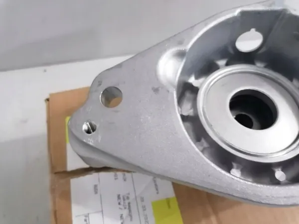 BMW I8 Achter rechter schokdempersteun OEM 6885366 image 3