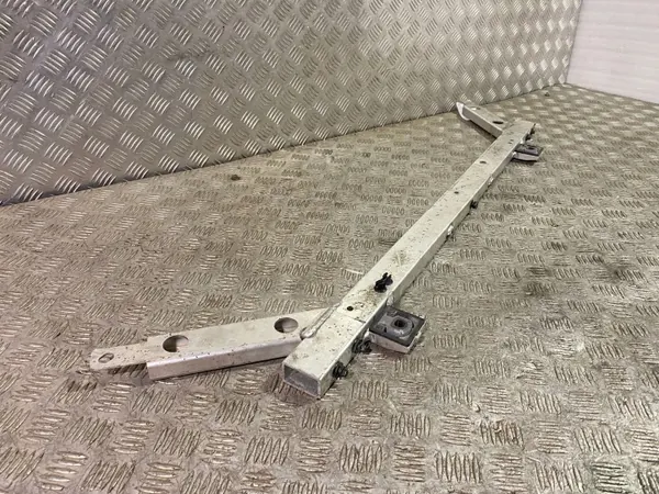Volvo XC90 2017 Jäähdyttimen kiinnityspaneeli OEM 31425907 image 3