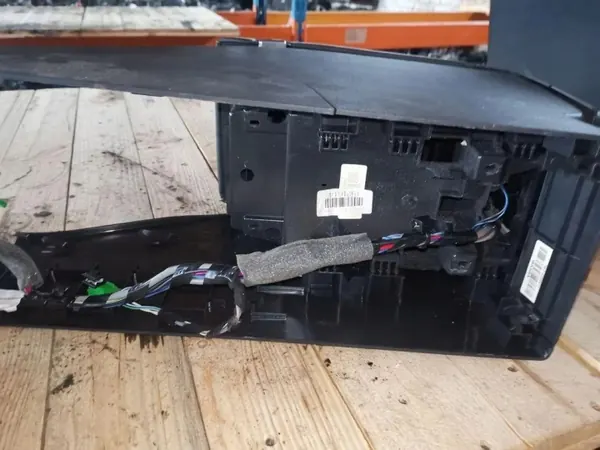 Keskikäytävän käsinoja OEM 1158258 Volvo S80 II:lle image 4