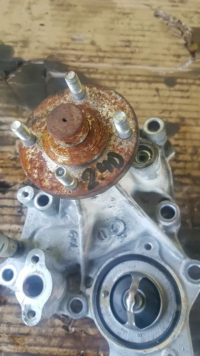 Vattenpump Termostat Toyota Hilux 2.4D image 2