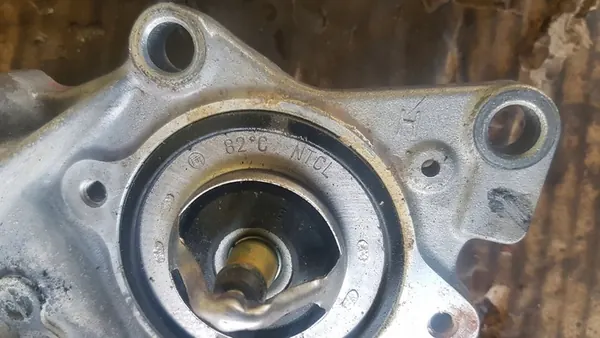 Vattenpump Termostat Toyota Hilux 2.4D image 3