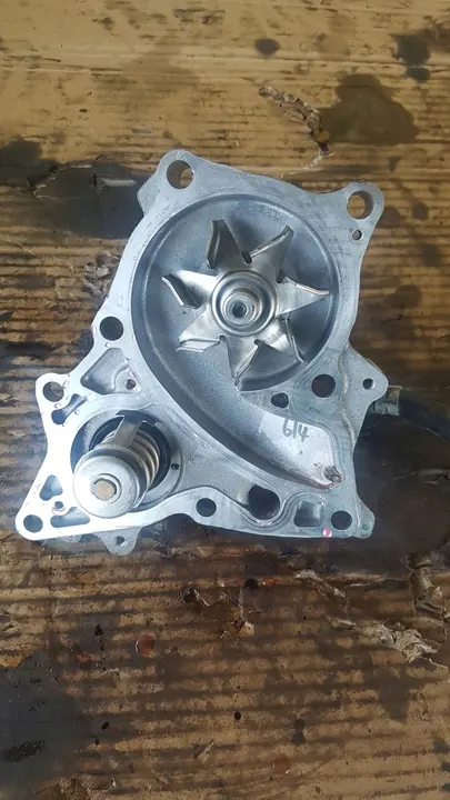 Vattenpump Termostat Toyota Hilux 2.4D image 5