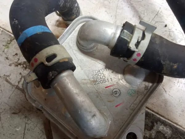 Toyota RAV4 V Oljekylare OEM 25041TRAD22051 image 3