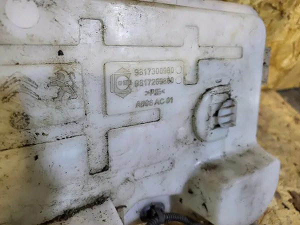 Ruitensproeiervat Peugeot Partner III 9817300980 image 4