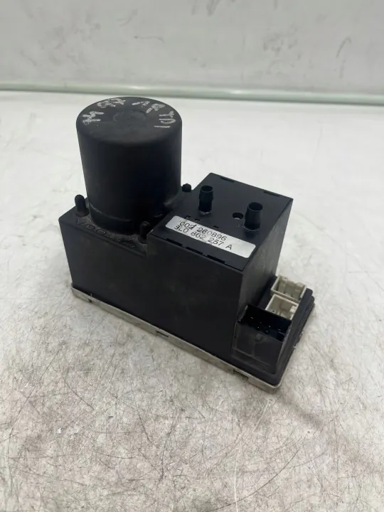Bomba de cierre central Audi OEM 8L0862257A - Usado image 2
