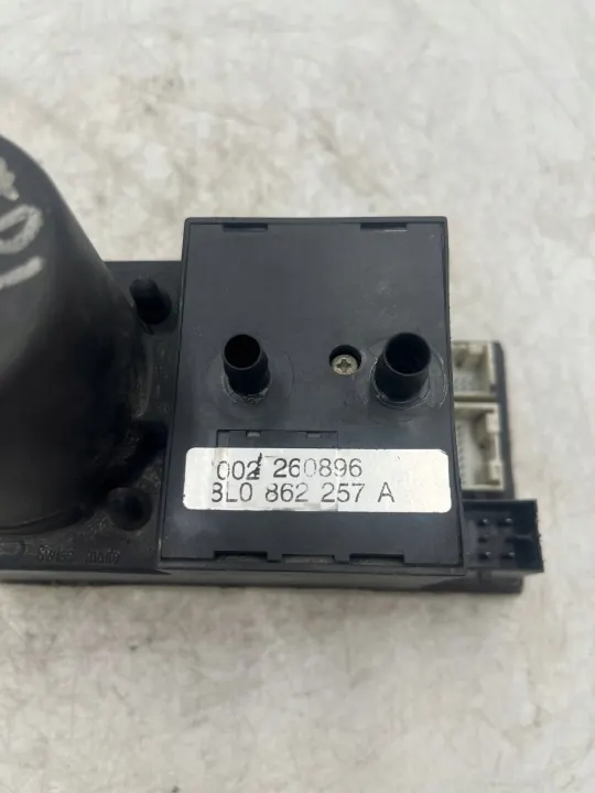 Bomba de cierre central Audi OEM 8L0862257A - Usado image 3