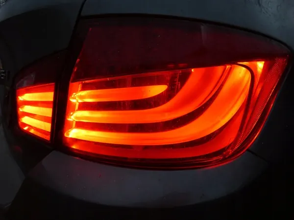 BMW F10 528 Luz Trasera Derecha USA OEM image 2