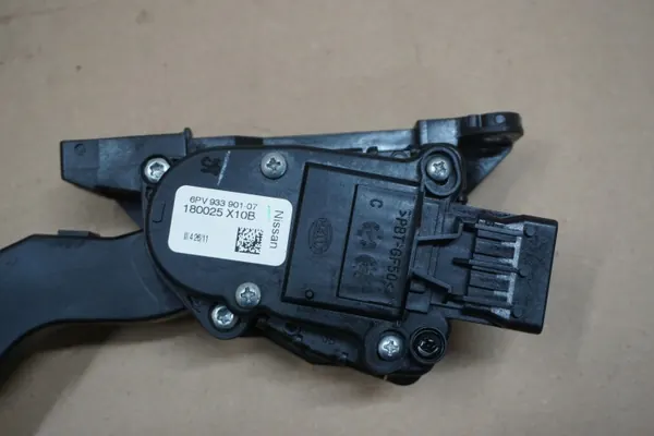 Nissan D40 kaasupoljinpotentiometri OEM 2.5 DCI image 4