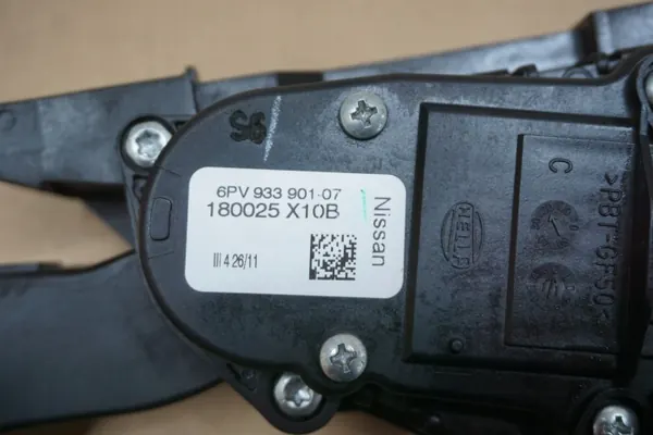 Nissan D40 kaasupoljinpotentiometri OEM 2.5 DCI image 5
