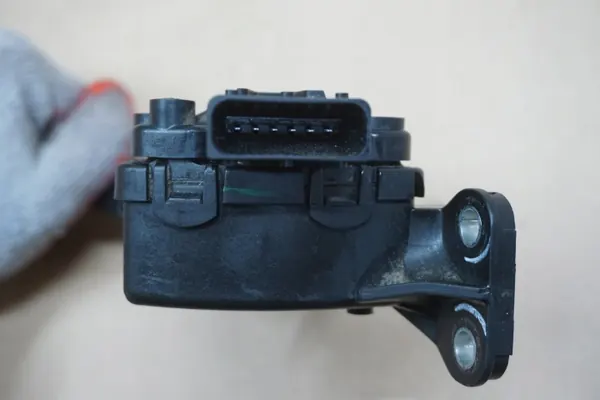 Nissan D40 kaasupoljinpotentiometri OEM 2.5 DCI image 6