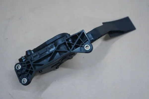 Nissan D40 kaasupoljinpotentiometri OEM 2.5 DCI image 9