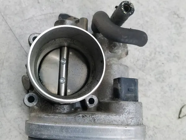 Kaasutinkansi OEM 06A133062AT Skoda Octavia II:lle image 2