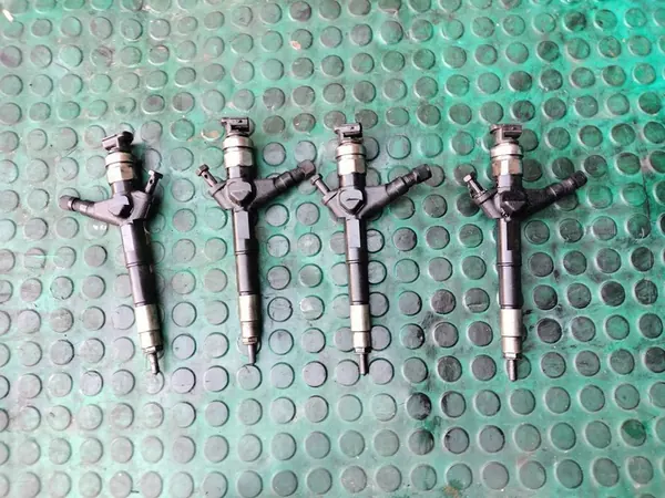 Injektor Nissan Cabstar Renault Maxity 2.5 DCI OEM image 2