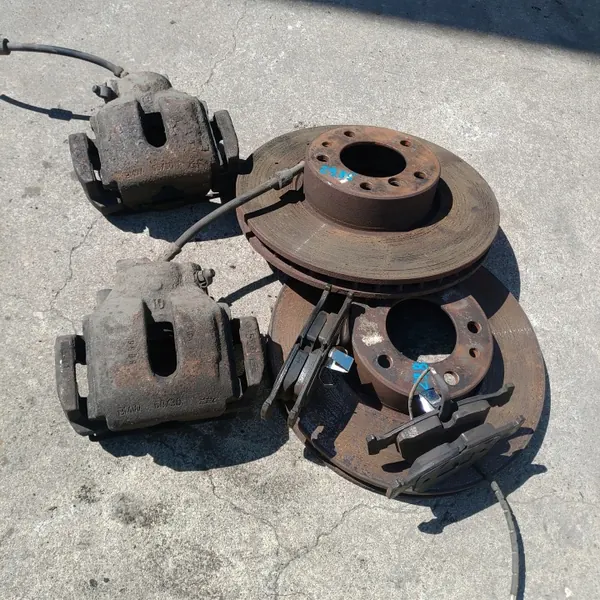 BMW OE 6773131/32 Bremszangen vorne 324mm image 2