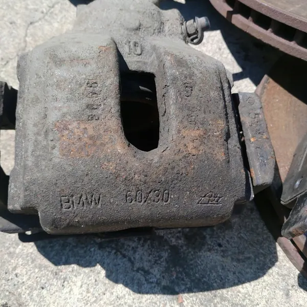 BMW OE 6773131/32 Bremszangen vorne 324mm image 4