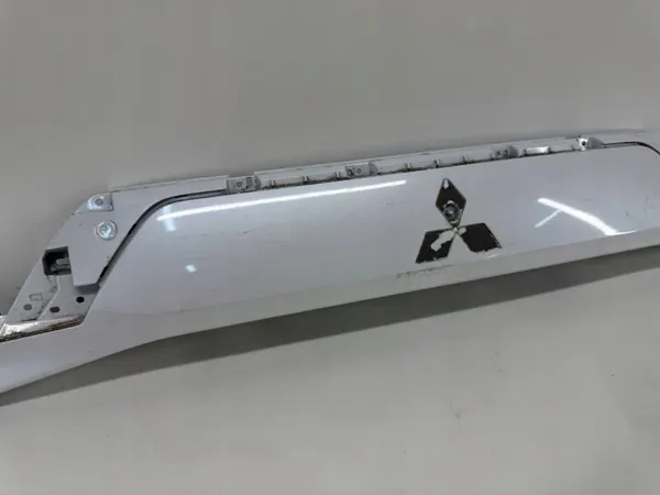 Garniture Chromée Hayon Mitsubishi OE OEM 5817A265-02 image 3