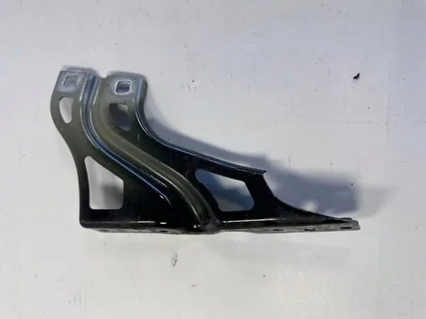 OEM 8U0821135 Etu vasen lokasuojan kiinnike image 2