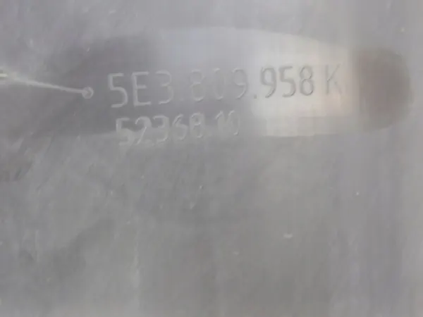 Skoda Octavia 4 etu oikea lokasuoja OEM 5E3809958K image 4