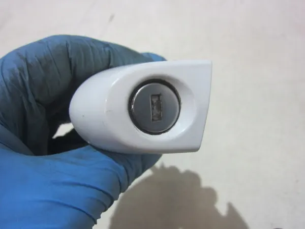 Inserción de cerradura BMW OEM 51217290471 con llave - Blanco image 3