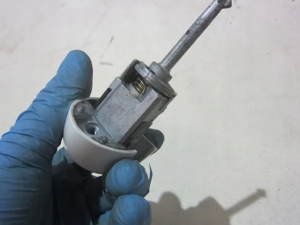 Inserción de cerradura BMW OEM 51217290471 con llave - Blanco image 5